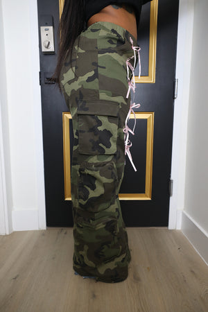 CAMO CARGO RIBBON PANTS